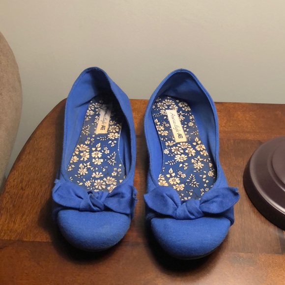 American Eagle Outfitters Shoes - They do not fit me.
